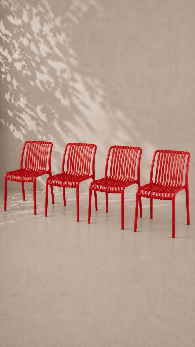 Pack de 4 Sillas France de Exterior rojas contra un muro claro