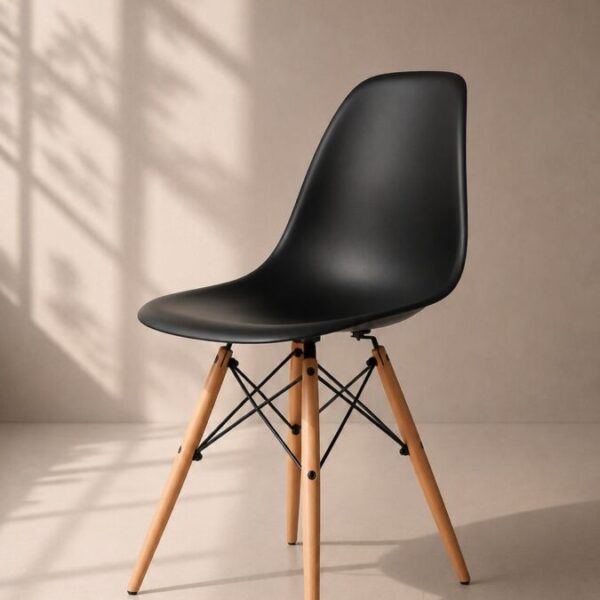 Silla Eames negra, asiento de polipropileno y patas de madera con travesaño metálico