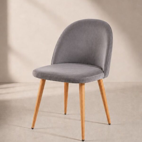 Silla Nordic Velvet gris de terciopelo con patas cónicas imitación madera