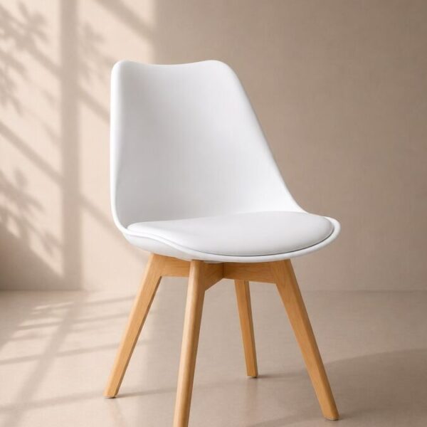 Silla Tulip blanca con cojín y patas de madera de haya