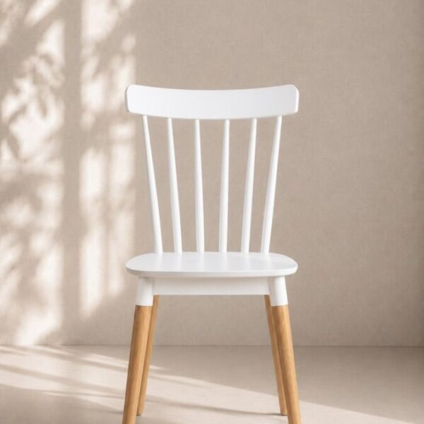 Silla Windsor blanca de polipropileno con respaldo de barrotes y patas de madera