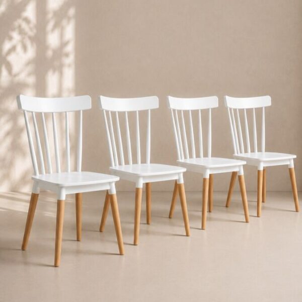 Cuatro Sillas Windsor blancas en un comedor