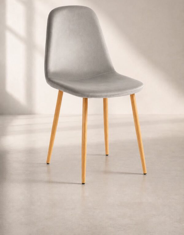 Silla Spoon Velvet gris de terciopelo con patas imitación madera
