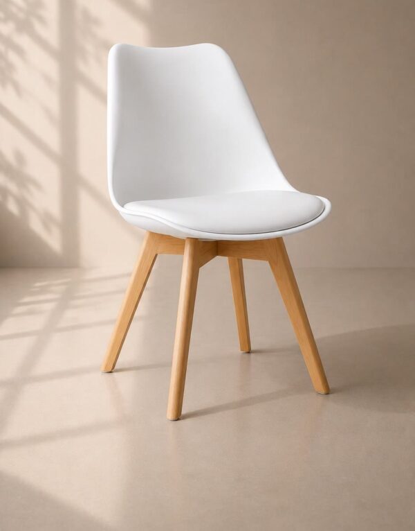 Silla Tulip blanca con cojín y patas de madera de haya