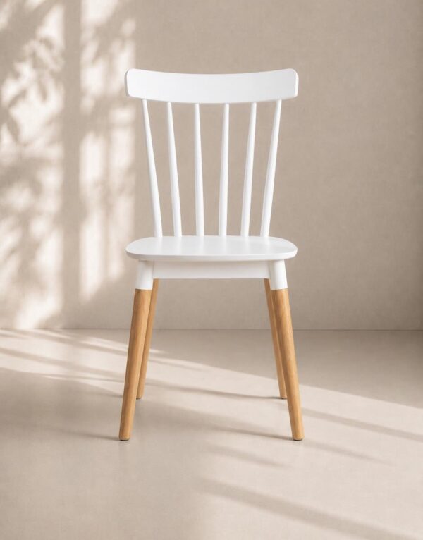 Silla Windsor blanca de polipropileno con respaldo de barrotes y patas de madera