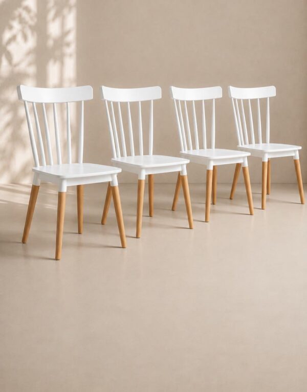 Cuatro Sillas Windsor blancas en un comedor